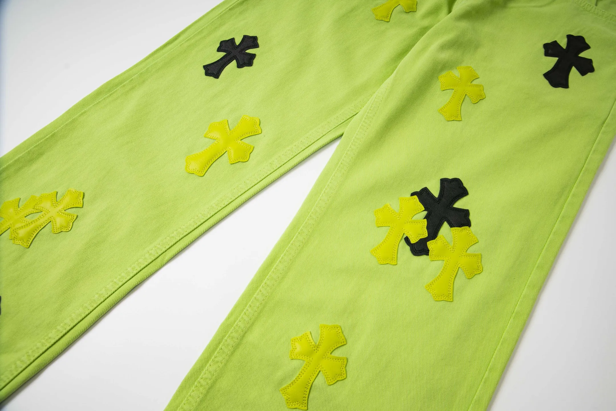 P250 Chrome Hearts dopamine green denim and black and yellow leather couple jeans are a hot trend this season and are sought after by countless celebrities and fashionistas. The neat details of the cutting process add color to the playful fashion! The neat and meticulous design, and the well-fitting structure is unique. The upper body not only has outstanding recognition, but also looks younger and younger. A style with the ultimate wearing meaning and performance, gorgeous color matching, and the craftsmanship of this style is also extremely extraordinary. After the finished product is washed, it is disassembled and hand-made with sheepskin cross leather and then spliced ​​together to complete. The whole piece has too many craftsmanship to describe. It is decorated with patchwork cross flowers and high-waisted washed jeans! ! Absolutely high-end luxury product, a god-level single product, a super popular product, made by top heavy industry, a magic weapon that cannot be missed to hit the streets. Style number: 1829# Size: 28 30 32 34 Color: green